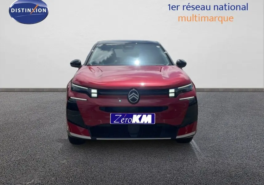 Vue frontale d'un Citroën C5 Aircross Hybrid 145ch BVA Plus rouge rubis métallisé avec calandre noire et feux LED distinctifs.
