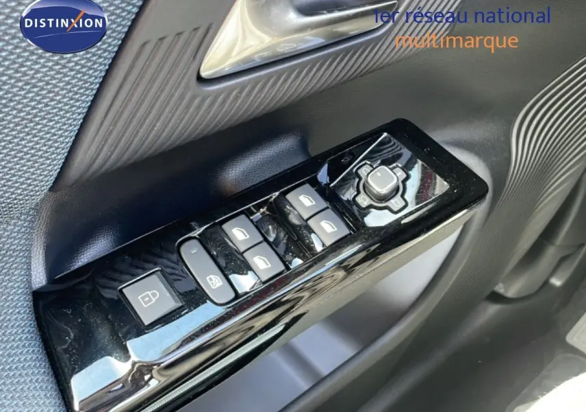 Gros plan sur la commande des vitres et rétroviseurs côté conducteur du Citroën C5 Aircross Hybrid 2026, finition noire.