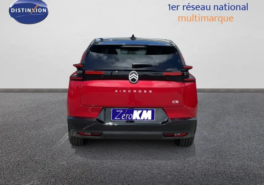 Vue arrière d’un Citroën C5 Aircross Hybrid 145ch en rouge rubis métal, avec feux arrière horizontaux et toit noir.