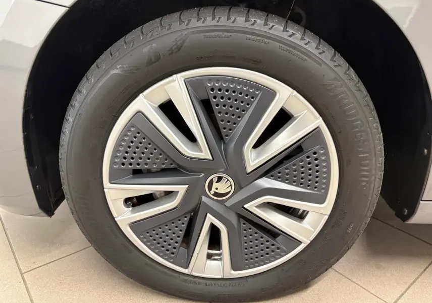 Gros plan sur la roue avant droite d’une Skoda Fabia 2023 gris graphite avec jante alliage au design moderne.