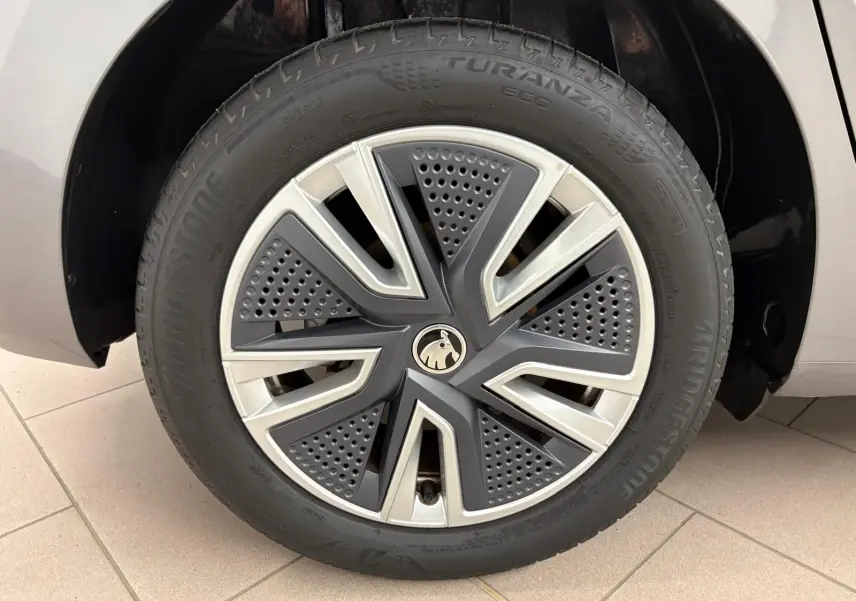 Gros plan sur la roue avant droite d’une Skoda Fabia 2023 gris graphite avec jante alliage au design moderne.