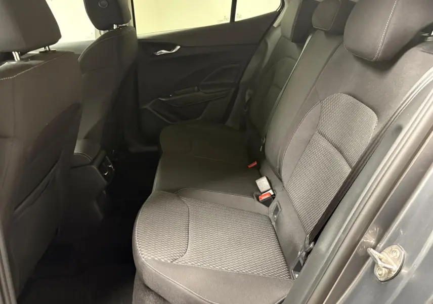 Vue intérieure côté droit des sièges arrière en tissu gris d'une Skoda Fabia 2023 finition Style avec porte ouverte.