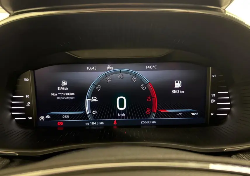 Affichage numérique du tableau de bord de la Skoda Fabia 2023, avec compteur central et informations de conduite.