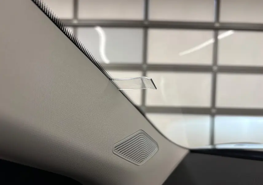 Détail intérieur du montant avant gauche de la Skoda Fabia 2023 gris graphite avec haut-parleur intégré.