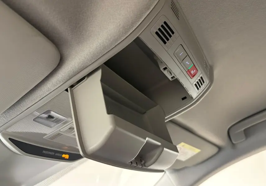 Désolé, l'image montre uniquement un rangement intérieur au plafond, aucun détail extérieur du Skoda Fabia Gris Graphite n'est visible.