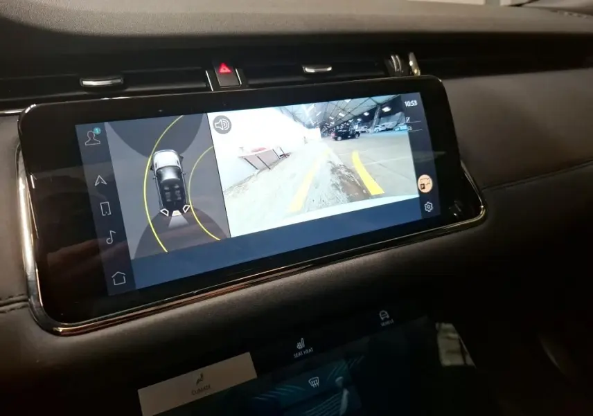 Écran tactile intérieur du Range Rover Evoque 2022 montrant la caméra de recul et l’aide au stationnement.