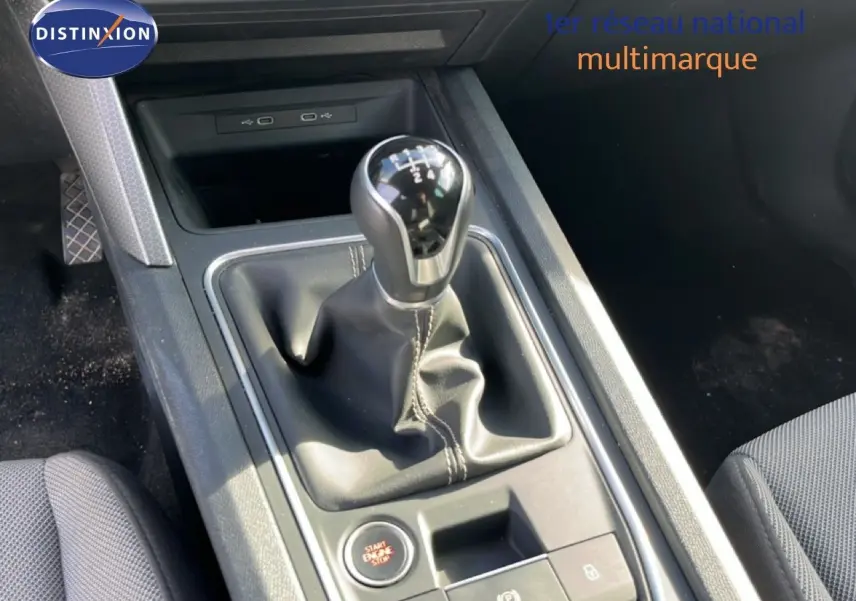Vue rapprochée sur la boîte manuelle noire et la console centrale du SEAT LEON blanc neige 2025.