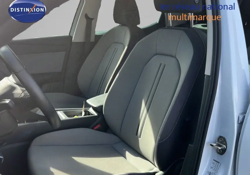 Vue intérieure côté conducteur du siège avant en tissu gris noir d'une SEAT LEON blanc neige 2025.
