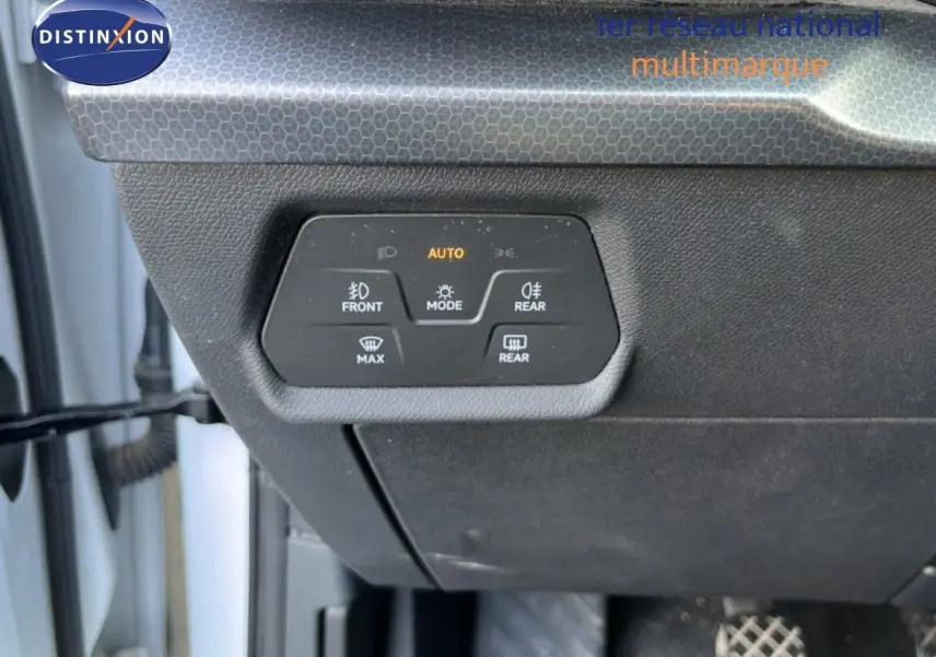 Panneau de commandes d’éclairage intérieur avec réglages automatiques et antibrouillard dans un SEAT Leon 2025.