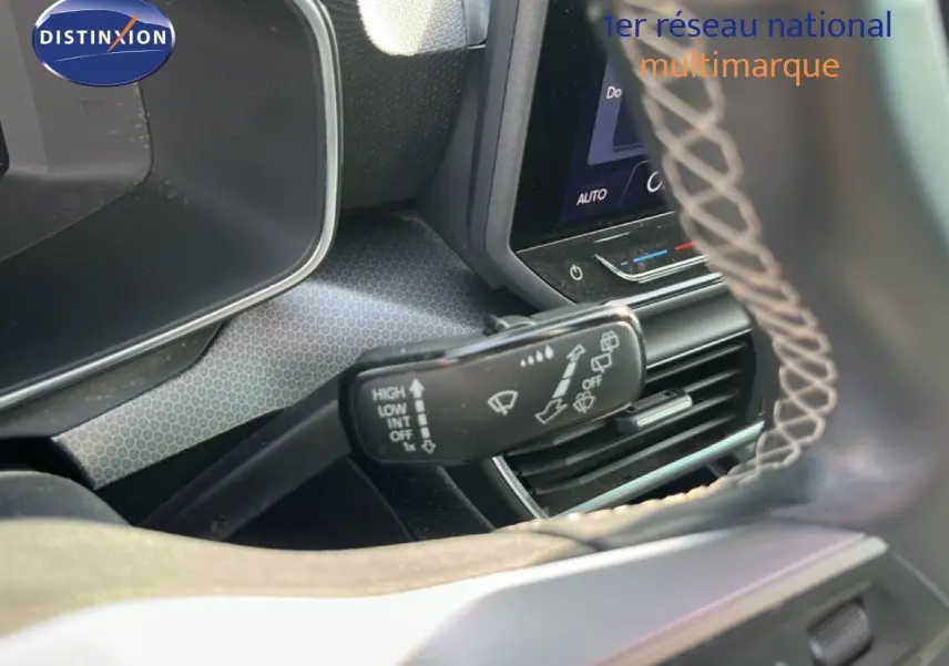 Détail du commodo d’essuie-glace dans l’habitacle d’une SEAT LEON blanc neige, vue côté conducteur.