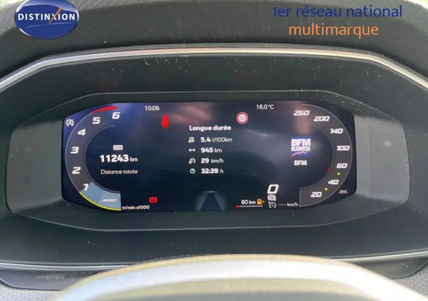 Tableau de bord numérique de la SEAT LEON blanc neige, affichant la consommation et la distance parcourue.