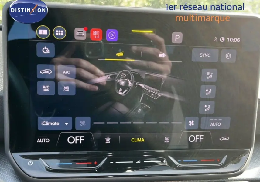 Écran tactile du système de climatisation de la SEAT LEON 2025, affichage intérieur avec commandes digitales.