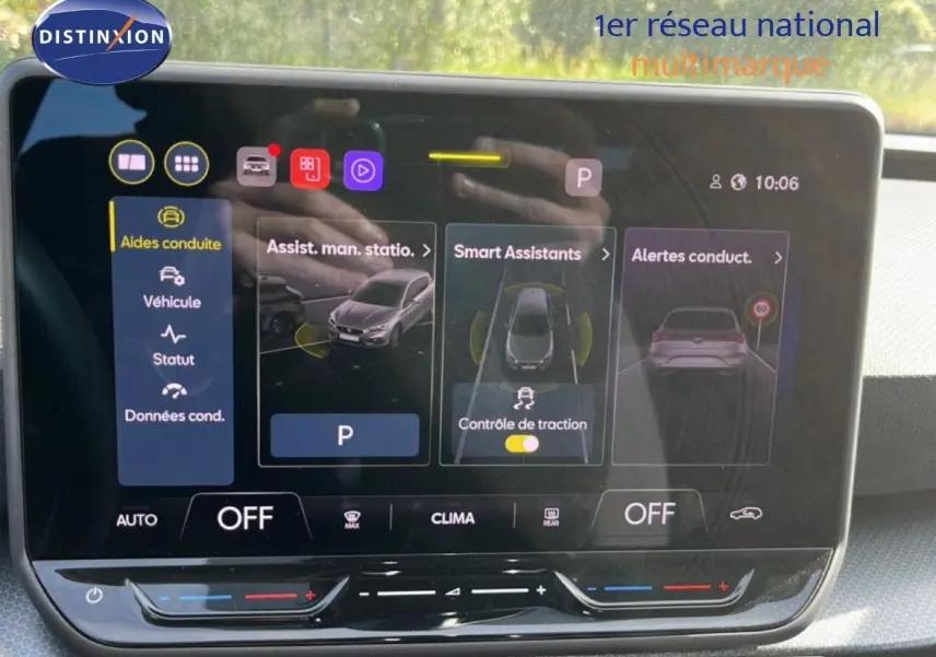 Écran tactile intérieur du SEAT LEON blanc neige 2025, affichant les aides à la conduite et assistants intelligents.