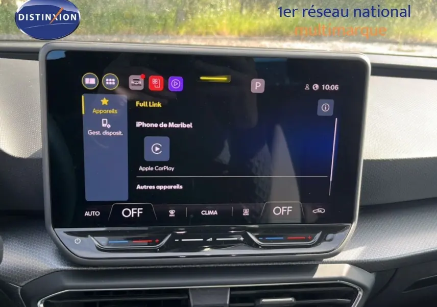 Écran tactile central de la SEAT LEON 2025 blanc neige, affichant Apple CarPlay et commandes climatisation.