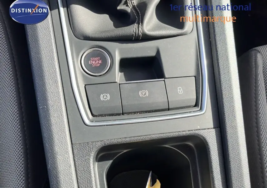 Vue rapprochée de la console centrale noire avec bouton start/stop et commandes électroniques d’une SEAT LEON 2.0 TDI 2025.