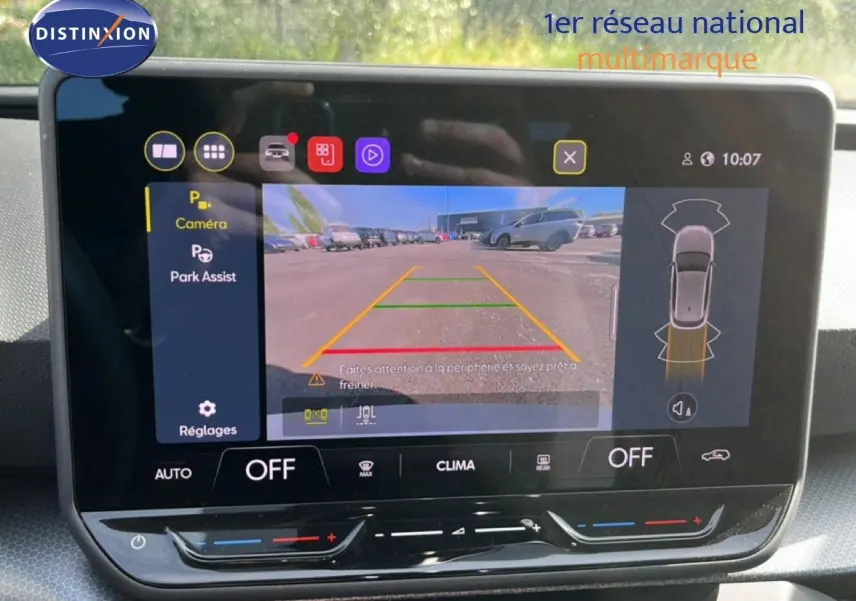Écran tactile intérieur montrant la caméra de recul active d'une SEAT Leon blanche, vue depuis l'habitacle.