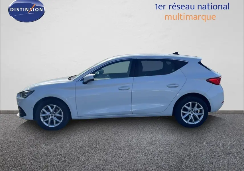 Vue latérale droite d'une SEAT Leon blanc neige 2025, compacte cinq portes avec jantes alliage et lignes épurées.