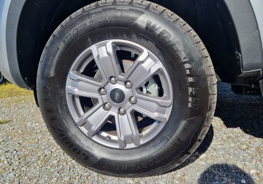 Gros plan sur la roue avant droite du Ford Ranger Super Cabine gris Iconic, jante alliage 17 pouces avec pneu Goodyear Wrangler.