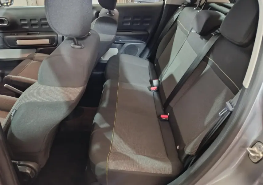 Vue intérieure côté droit montrant la banquette arrière grise avec ceintures et appuie-têtes du Citroën C3 2024.