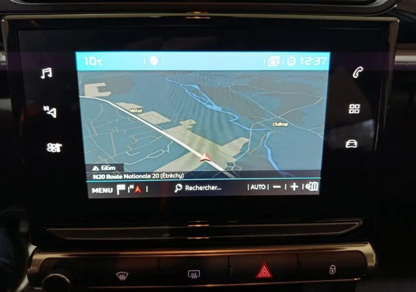 Écran tactile central du tableau de bord de la Citroën C3 2024 affichant la navigation GPS.