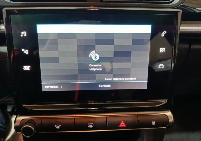 Écran tactile central allumé dans l’habitacle du Citroën C3 gris clair, affichant la connexion Bluetooth.