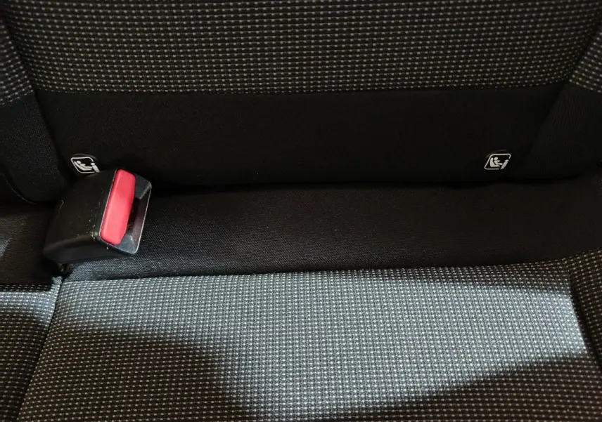 Détail de la banquette arrière gris foncé de la Citroën C3 avec ceinture de sécurité et fixation Isofix visibles.