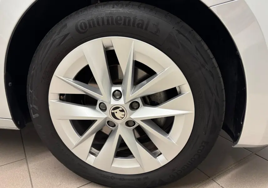 Gros plan sur la jante argentée d'une Skoda Octavia Combi 2.0 TDI 150 DSG7 Style 2023 avec pneu Continental.