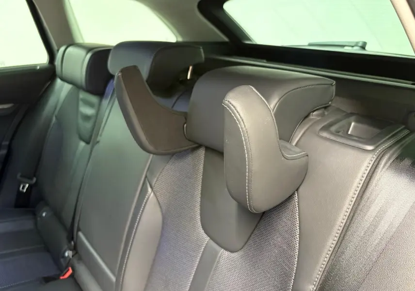 Gros plan sur les sièges arrière en cuir noir de la Skoda Octavia Combi gris argent 2023, version Style.