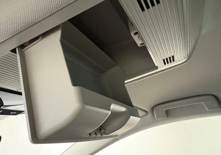 Rangement lunettes gris intégré au plafond de la Skoda Octavia Combi 2023, version Style, vue intérieure.
