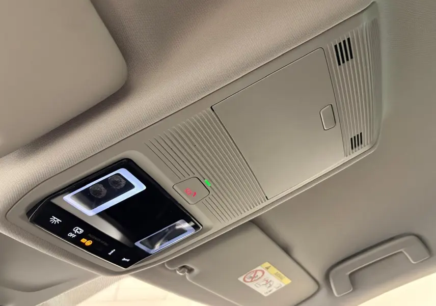Plafonnier intérieur avec éclairage LED et commandes, dans une Skoda Octavia Combi gris argent 2023 vue de l'habitacle.