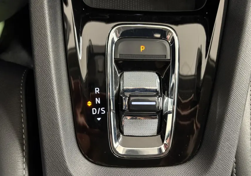 Gros plan sur la commande de boîte automatique DSG7 noire brillante de la Skoda Octavia Combi gris argent 2023.