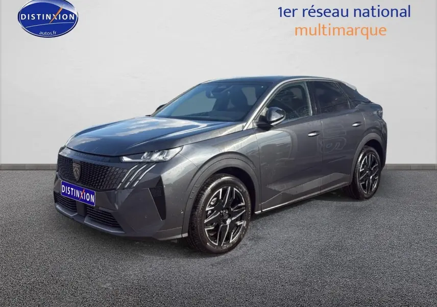 Peugeot 3008 gris titane en 3/4 avant droit, avec jantes alliage et calandre noire distinctive.