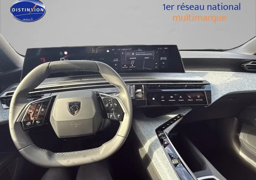 Intérieur Peugeot 3008 2025 vu de face, volant cuir multifonction et tableau de bord numérique moderne gris clair.