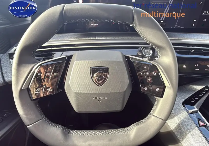 Vue rapprochée du volant cuir gris titane du Peugeot 3008 2025 avec commandes multifonctions et tableau de bord digital.