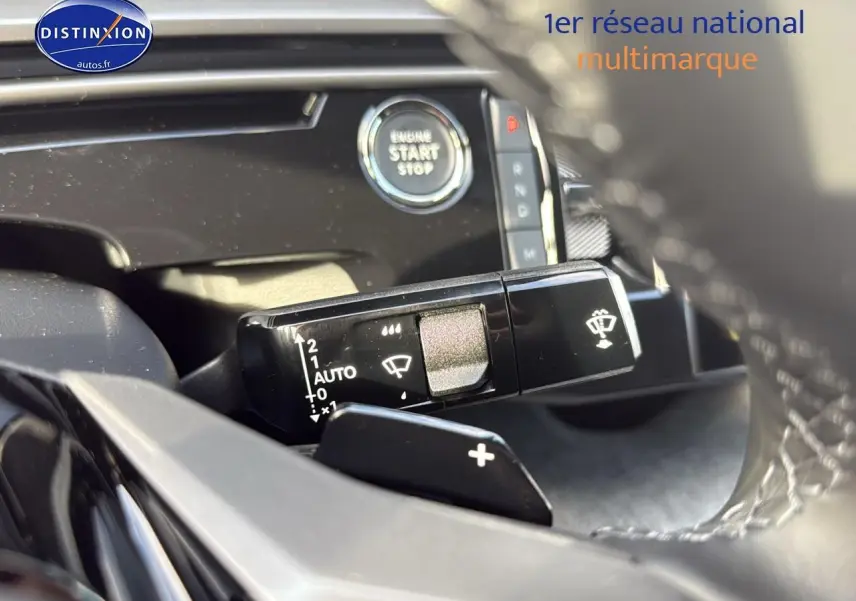 Gros plan sur la commande des essuie-glaces du Peugeot 3008 gris titane avec bouton start/stop en arrière-plan.