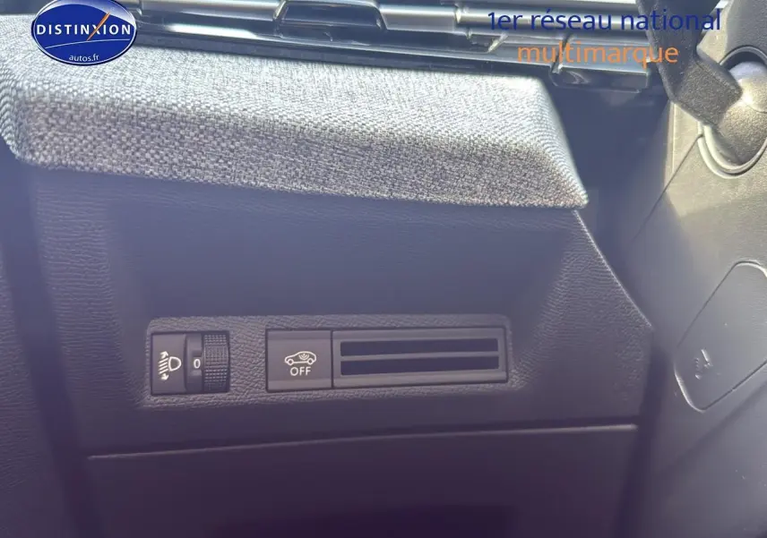 Détail du tableau de bord noir avec commandes d'éclairage et assistance du Peugeot 3008 gris titane 2025.