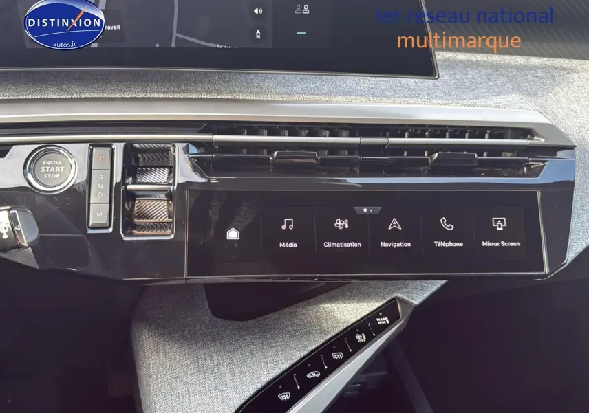 Tableau de bord moderne de Peugeot 3008 gris titane 2025 avec écran tactile et commandes digitales.