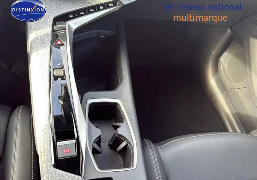 Vue rapprochée de la console centrale noire et grise du Peugeot 3008 1.2 hybrid 145 allure e-dcs6 2025.