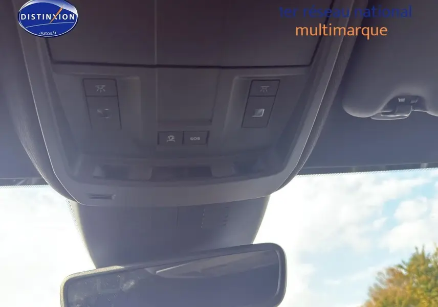 Vue intérieure du plafonnier et rétroviseur d'une Peugeot 3008 gris titane, avec commandes SOS et éclairage.
