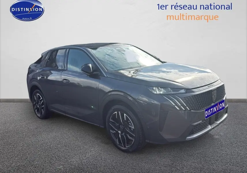 Peugeot 3008 gris titane en 3/4 avant droit, avec jantes alu et calandre distinctive moderne.
