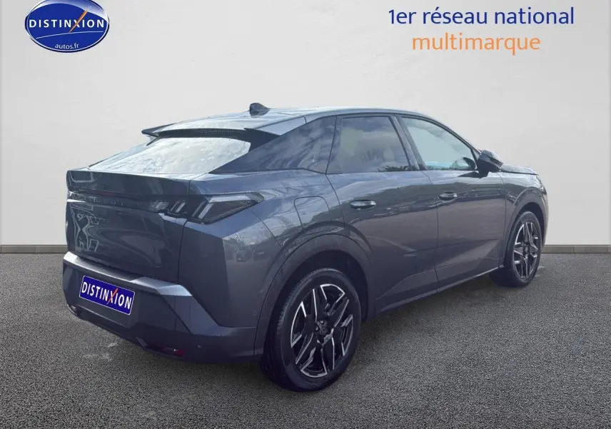 Peugeot 3008 gris titane vue 3/4 arrière droit avec jantes alu et feux arrière LED distinctifs.