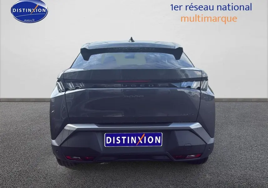 Vue arrière d'un Peugeot 3008 gris titane 2025 avec feux LED et becquet arrière distinctif.
