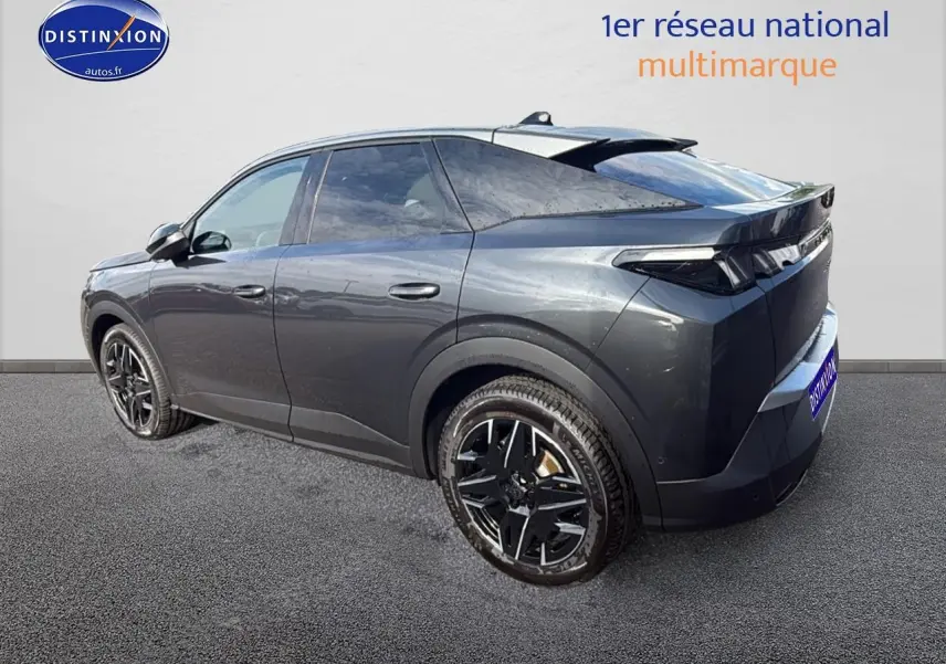 Peugeot 3008 gris titane en 3/4 arrière côté gauche, avec jantes alliage noires et feux arrière LED distinctifs.