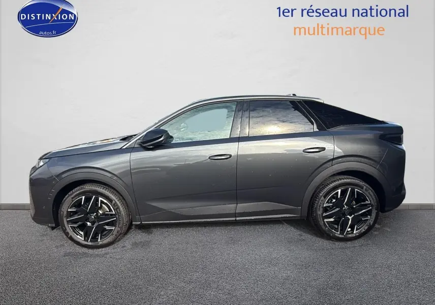 Peugeot 3008 gris titane vue de profil côté gauche, avec jantes alu noires et toit noir contrasté.