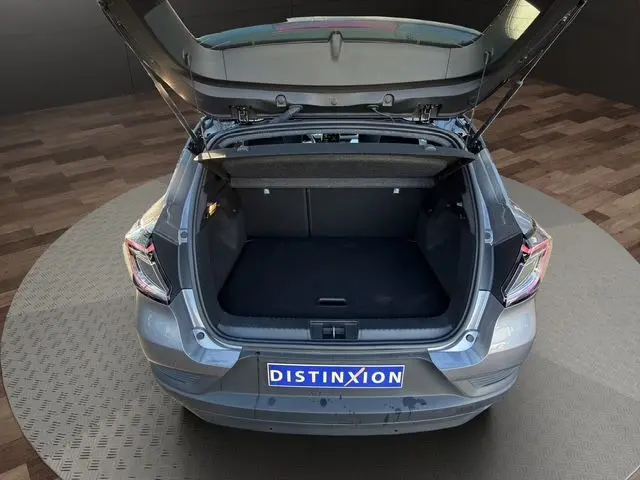 Vue arrière du Renault Captur gris Cassiopée avec coffre ouvert et toit noir en peinture bi-ton, intérieur du coffre visible.