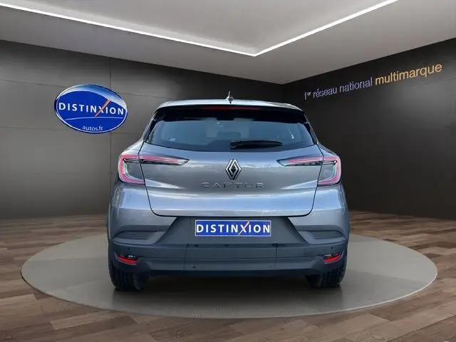 Vue arrière du Renault Captur 2024 gris Cassiopée avec toit noir et feux arrière LED en forme de C.