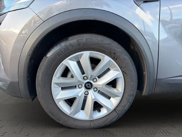 Gros plan sur la roue avant gauche du Renault Captur gris Cassiopée avec jante alliage et pneu Continental.