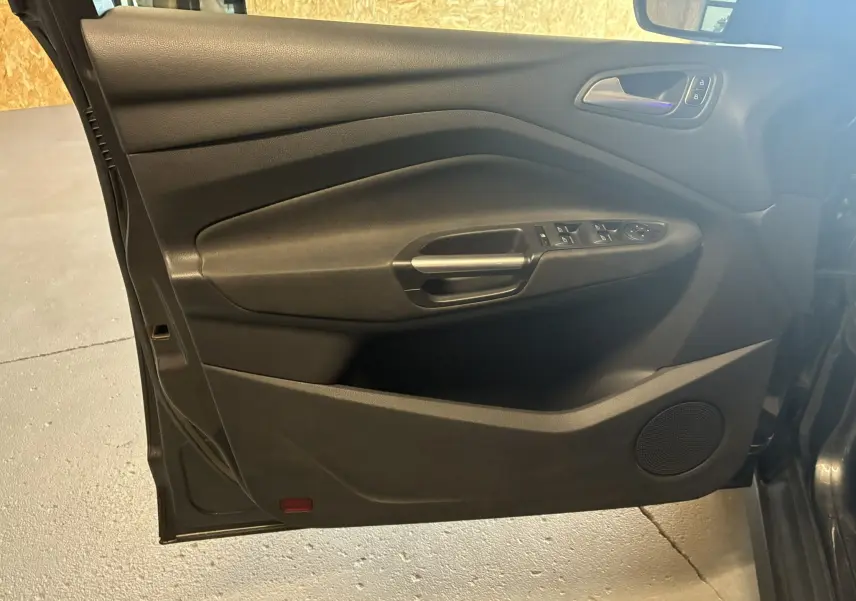 Porte avant gauche noire du Ford C-MAX 2015 avec commandes de vitres électriques et haut-parleur intégré.