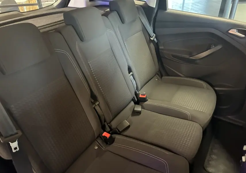 Vue intérieure côté droit des sièges arrière en tissu gris noir du Ford C-MAX 1.5 TDCI 120 Trend Business de 2015.