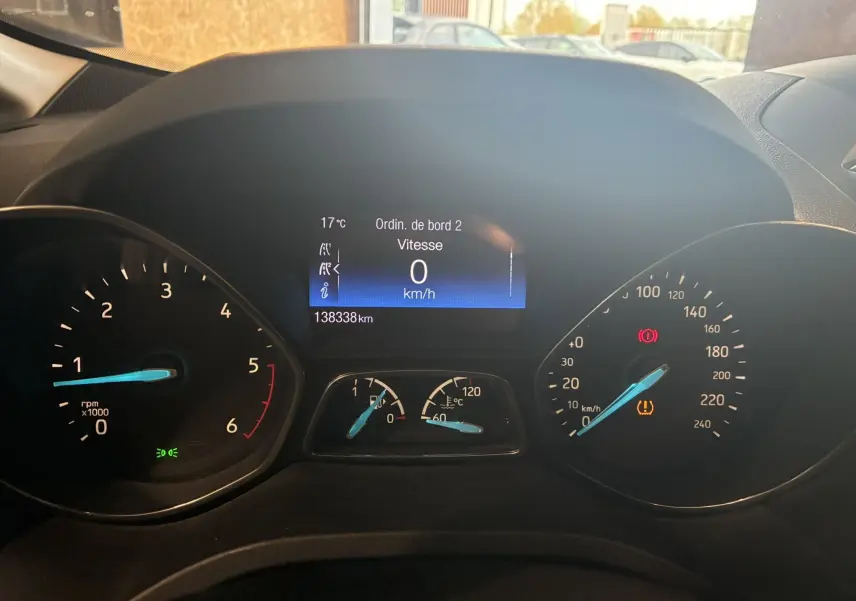 Vue rapprochée du tableau de bord du Ford C-MAX gris 2015, affichant vitesse à 0 km/h et compte-tours.